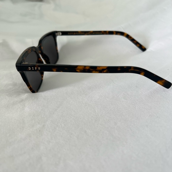 DIFF Billie Shadow Tortoise Grey Polarized Sunglasses Unisex - Picture 14 of 15